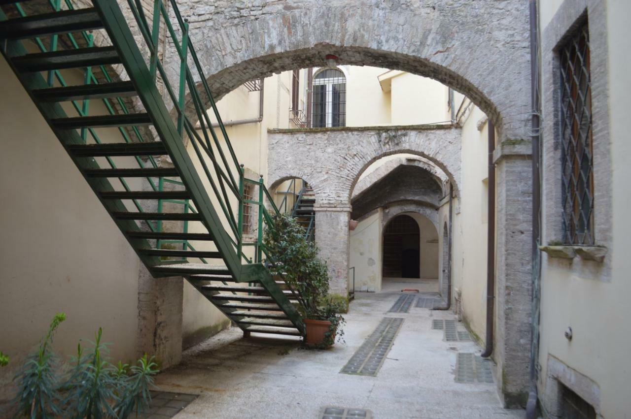 Appartamento In Centro Spoleto Buitenkant foto